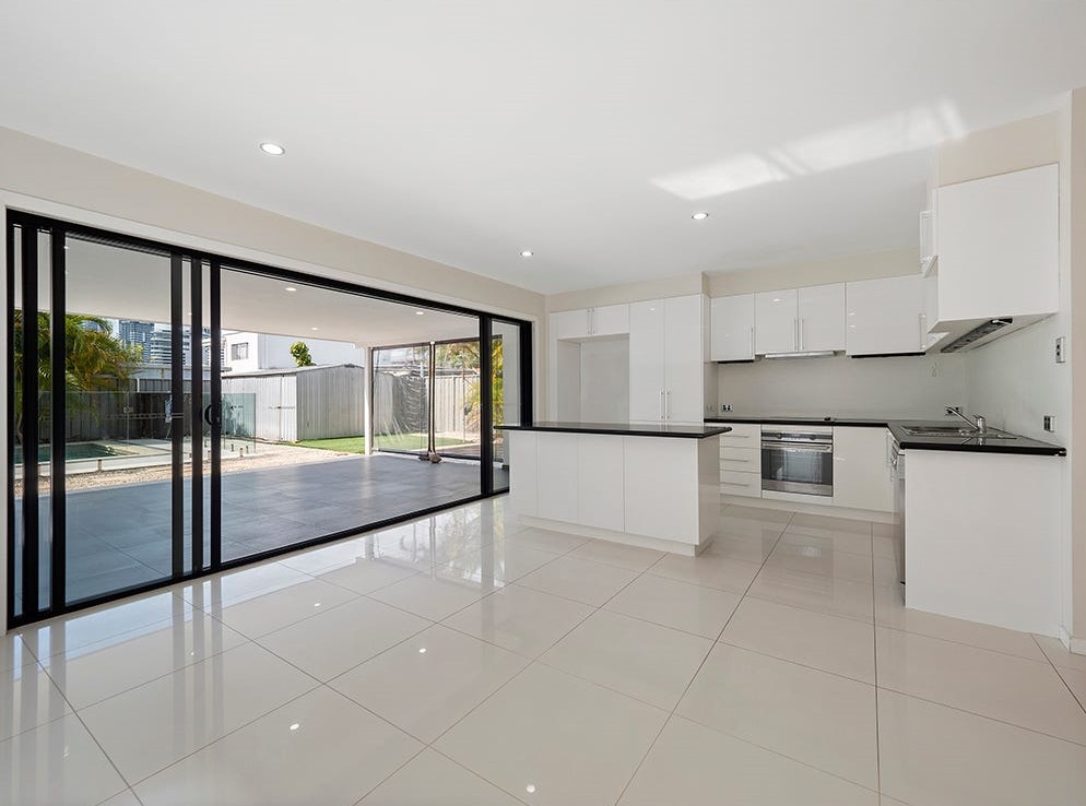 7 Chant St, Broadbeach Waters QLD 4218 M-Motion Giselda Accinelli Best Property Manager Gold Coast