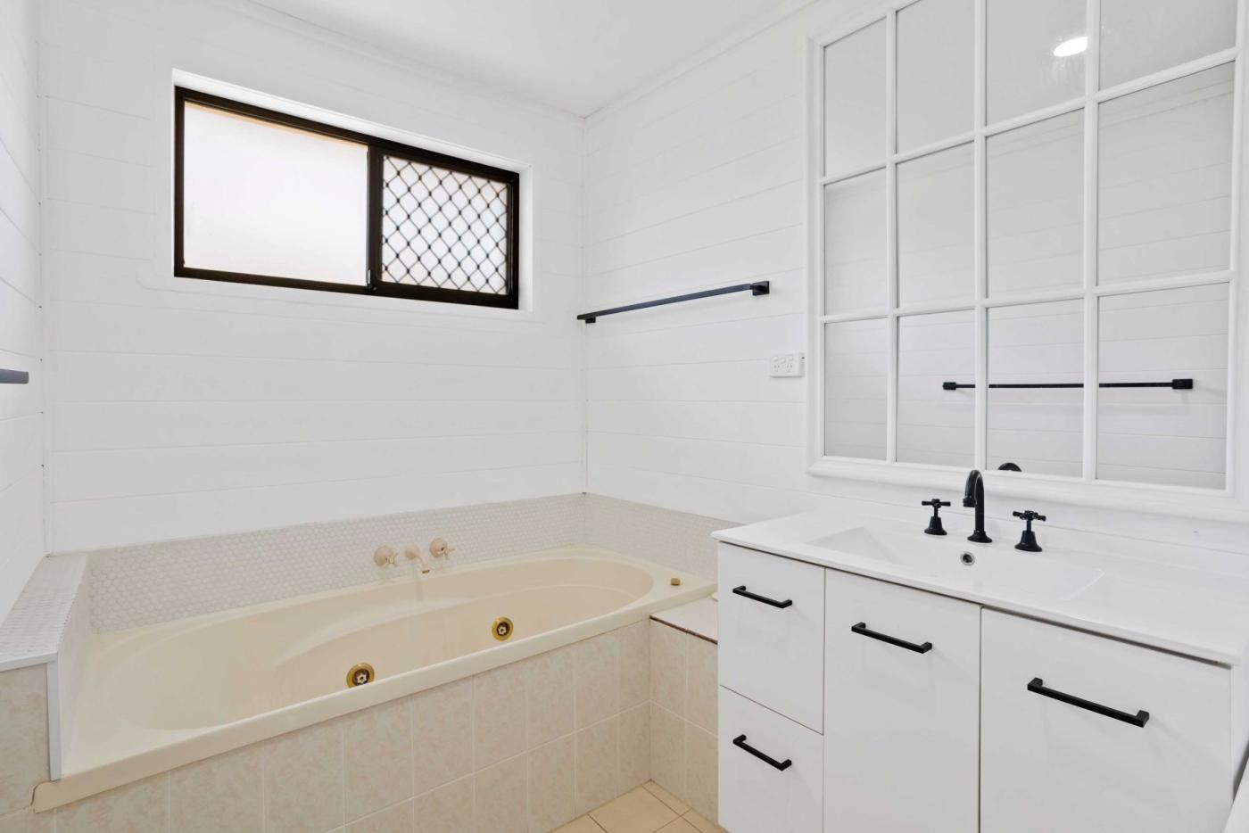11 Topaz Ct, Hollywell QLD 4216 M-Motion Giselda Accinelli Best Property Manager in Gold Coast